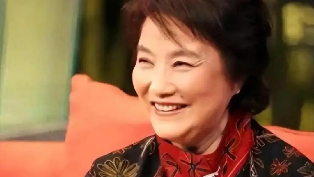 定居美国10余年，78岁却回国“捞金”，这就是人民口中老艺术家