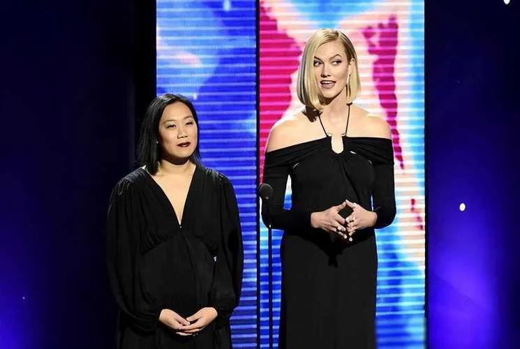 邓文迪为超模小KK站台！穿新中式眼神变自信，母凭女贵人脉更强了