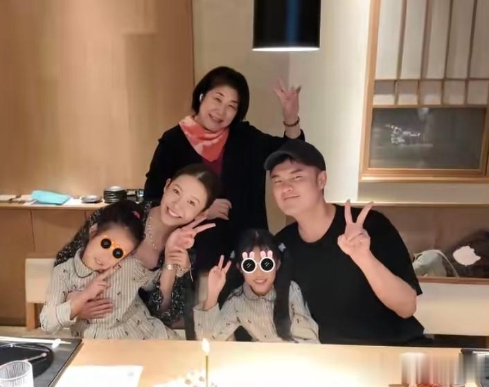 陈赫补发生日照，“铁三角”邓超鹿晗在c位，马頔搂范志毅像小孩