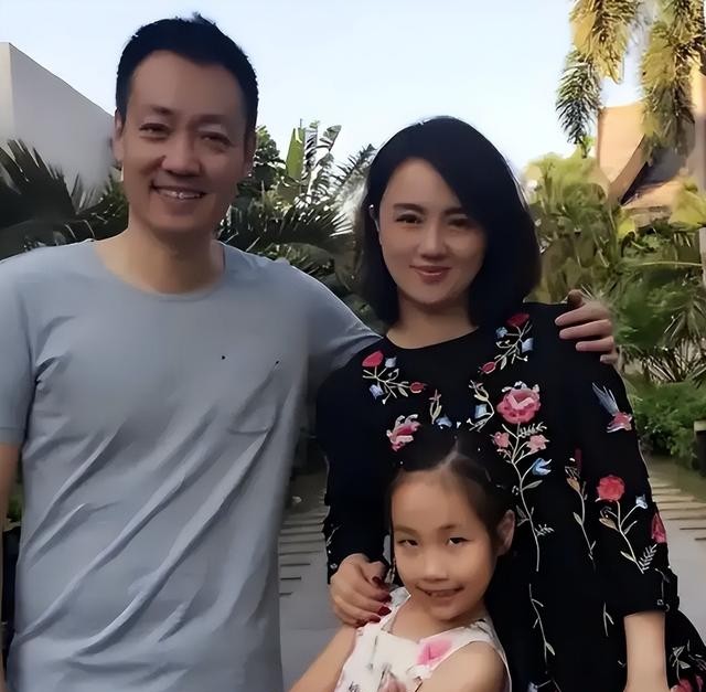 在妻子朱媛媛离世后，51岁的辛柏青却因为两个动作，再次口碑暴涨