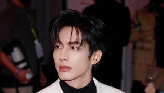 这一夜，宋威龙出场秒了一堆短剧男演员，才知道大明星和网红的区别