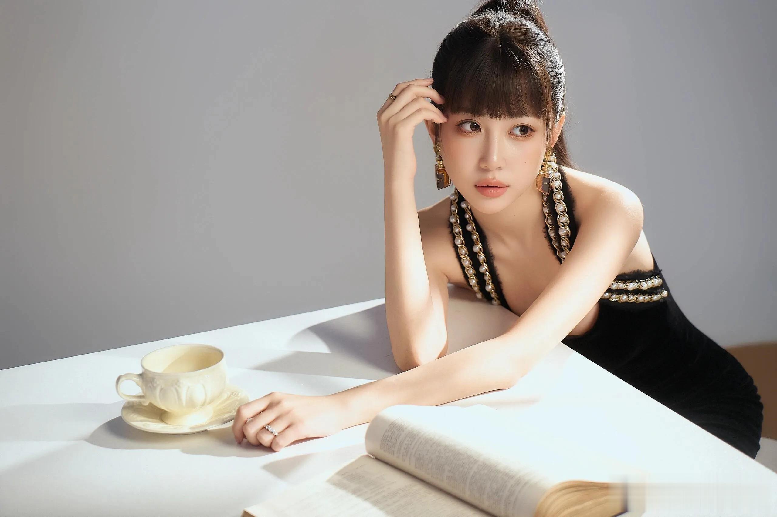 潘玮柏妻子宣云分享美照，齐刘海造型太美了，34岁依旧美如少女！