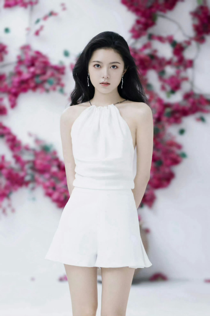 00后赵今麦一夜从甜妹进阶御姐，千金风穿搭惊艳出圈