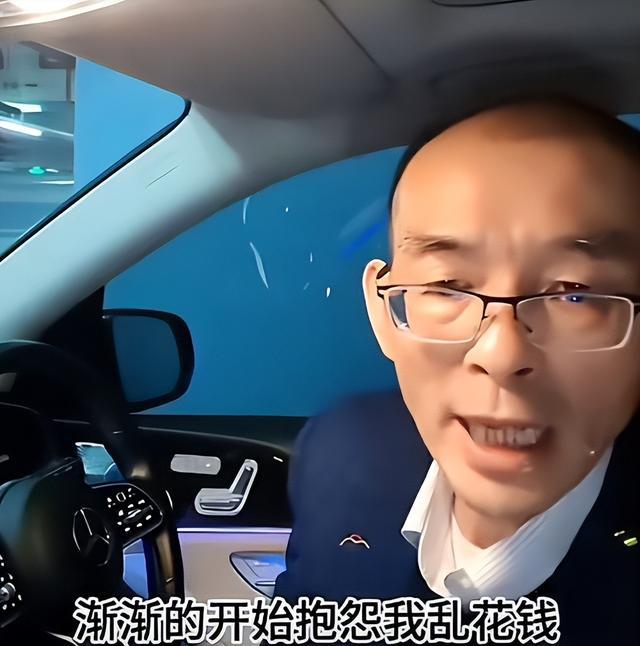 全是谎言!谢岳承认二婚贬原配,谢亲妈现状曝光,蹭流量不择手段