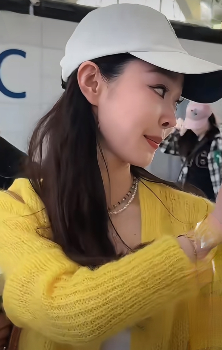 宋轶机场造型清新又撩,白短上衣露纤细小蛮腰,搭黄针织开衫美翻