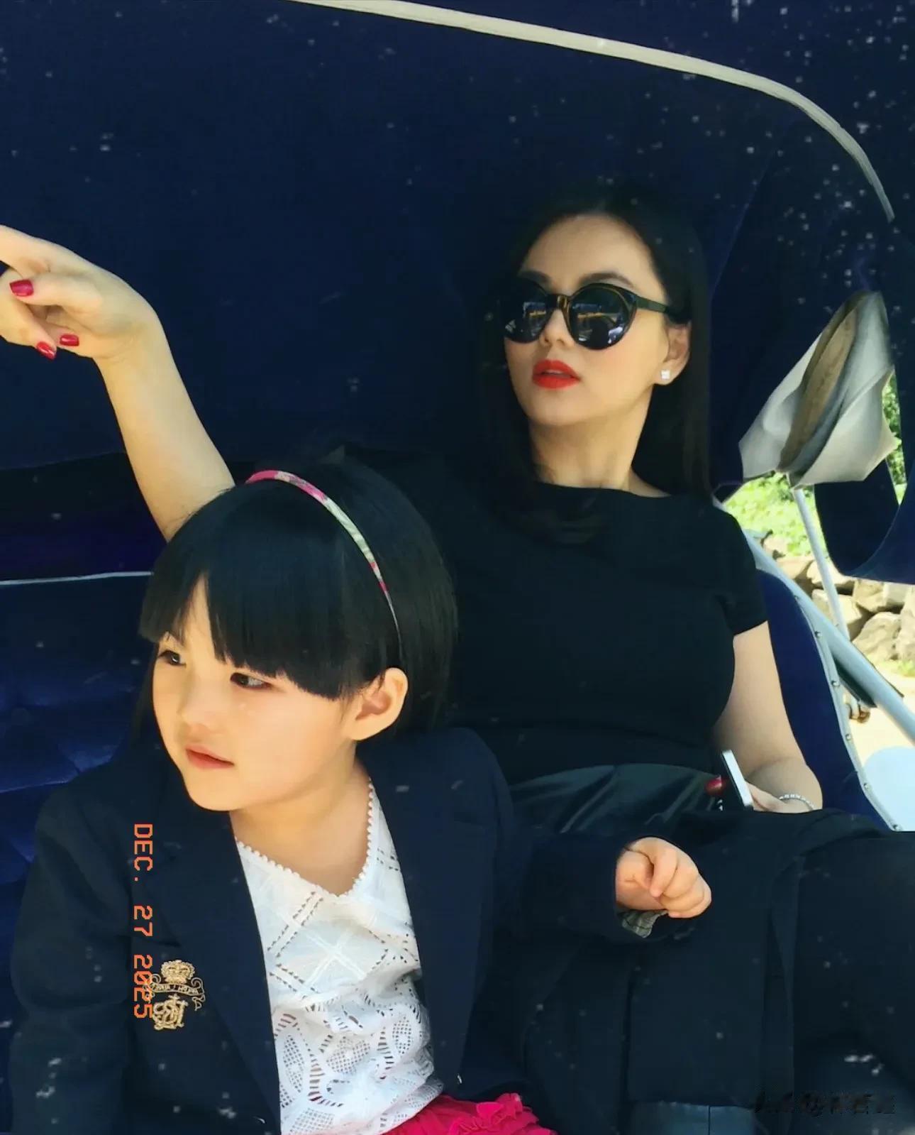 李湘带王诗龄出席活动，王诗龄与何超莲同框，落落大方，稳居C位