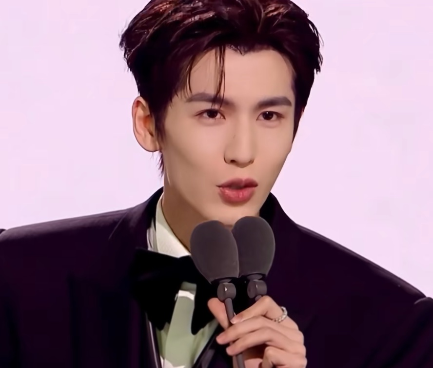 星光大赏如草台班子：主持人叫错名，导播认错人，明星们集体摸鱼