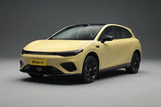 10万级小钢炮实锤！零跑Lafa5：后驱+6.4秒破百，配置香到离谱