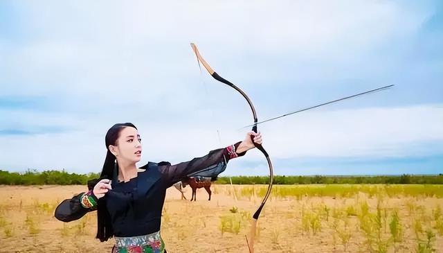 佟丽娅回到家乡新疆伊宁,穿上锡伯族的传统服饰,真的太惊艳了!