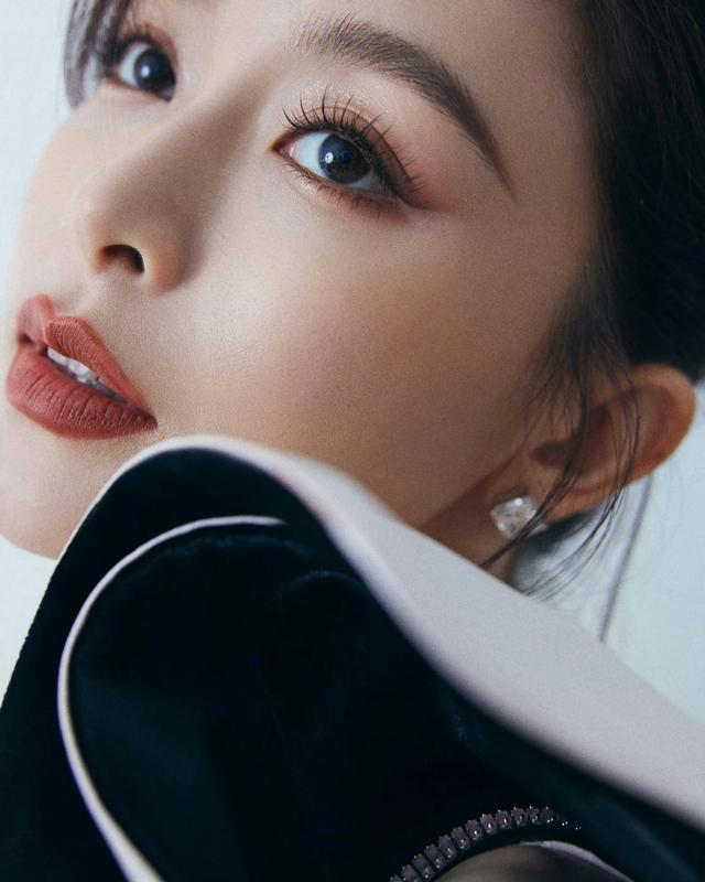 文咏珊黑色礼服，网友：这大长腿，一个字，绝