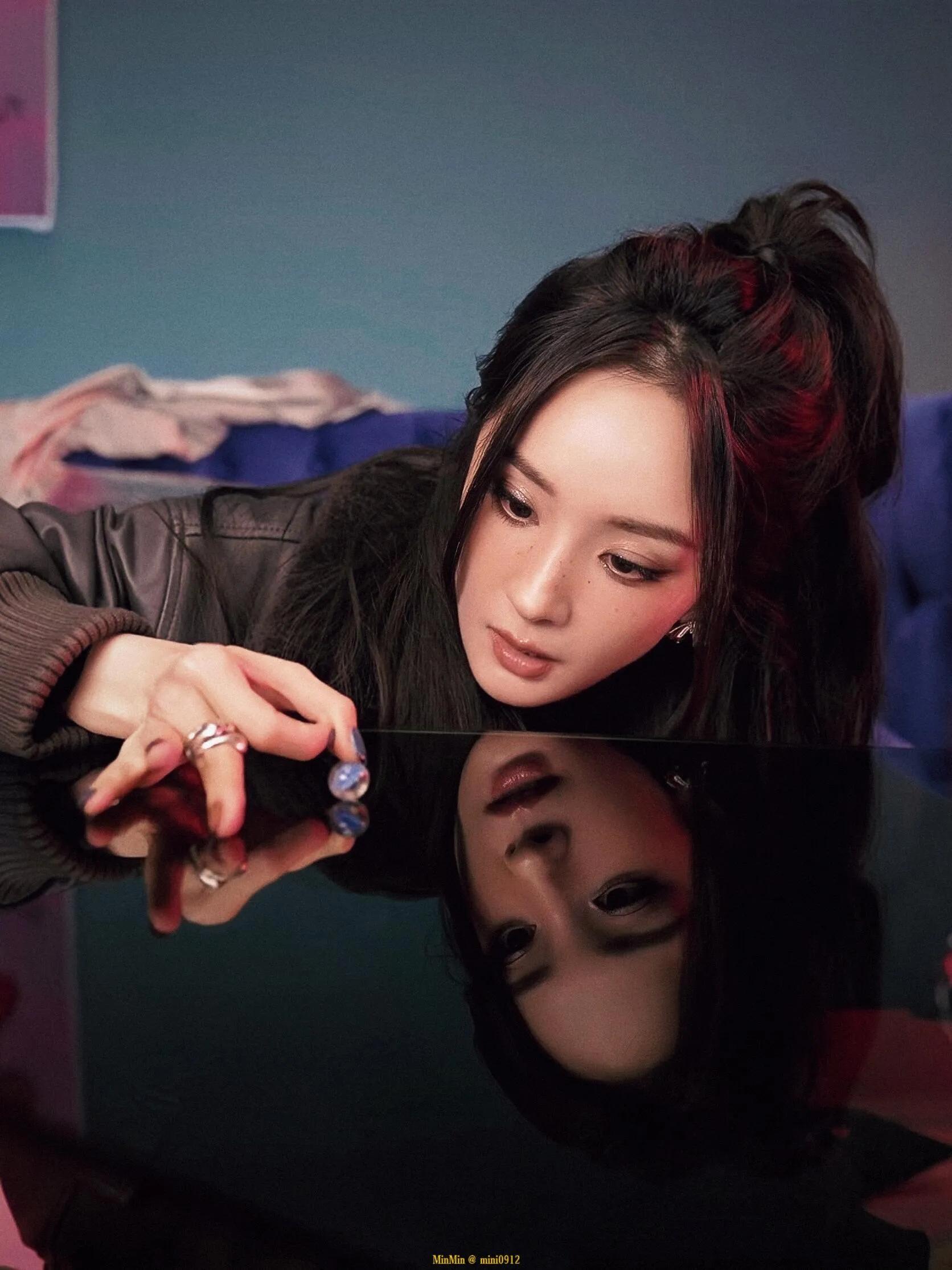 杨幂穿豹纹高跟鞋坐地上,她玩弹珠的样子很美,她长了一张建模脸