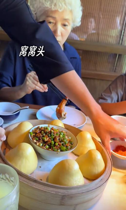 蔡琳带儿子来中国，高梓淇请客吃窝窝头，8岁朴珉宇第一次游西湖