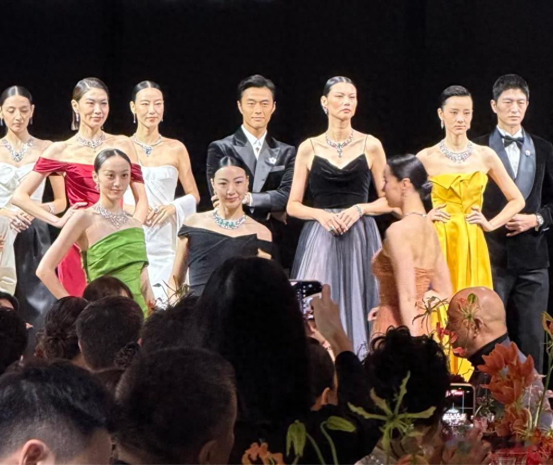 卡地亚晚宴:巩俐显老态,宋佳那英合唱,郭晶晶换发型气质都变了