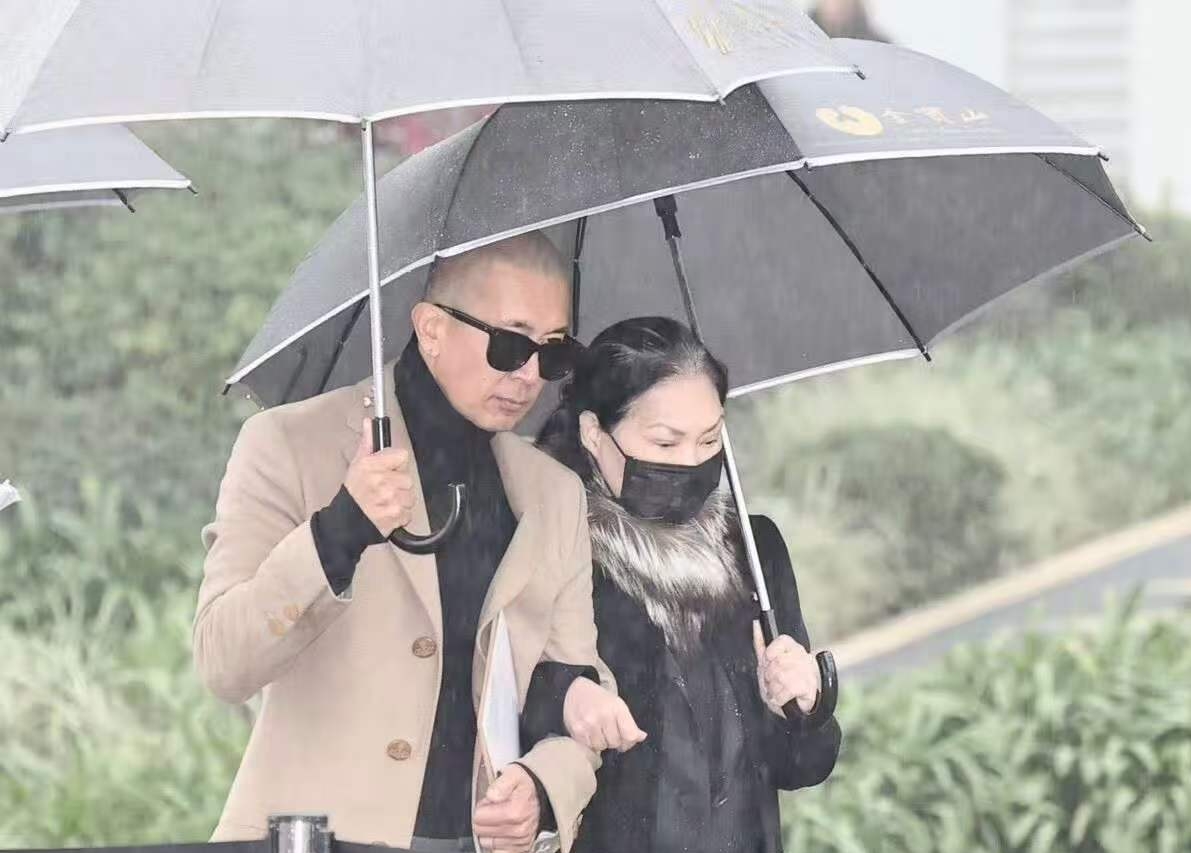 大S祭日又是大雨天！具俊晔挽着S妈满脸悲痛，周渝民言承旭都来了