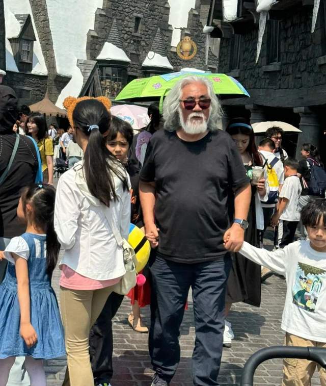 74岁张纪中游乐场训哭娇妻！背娃累瘫烈日下，网友：命硬也顶不住