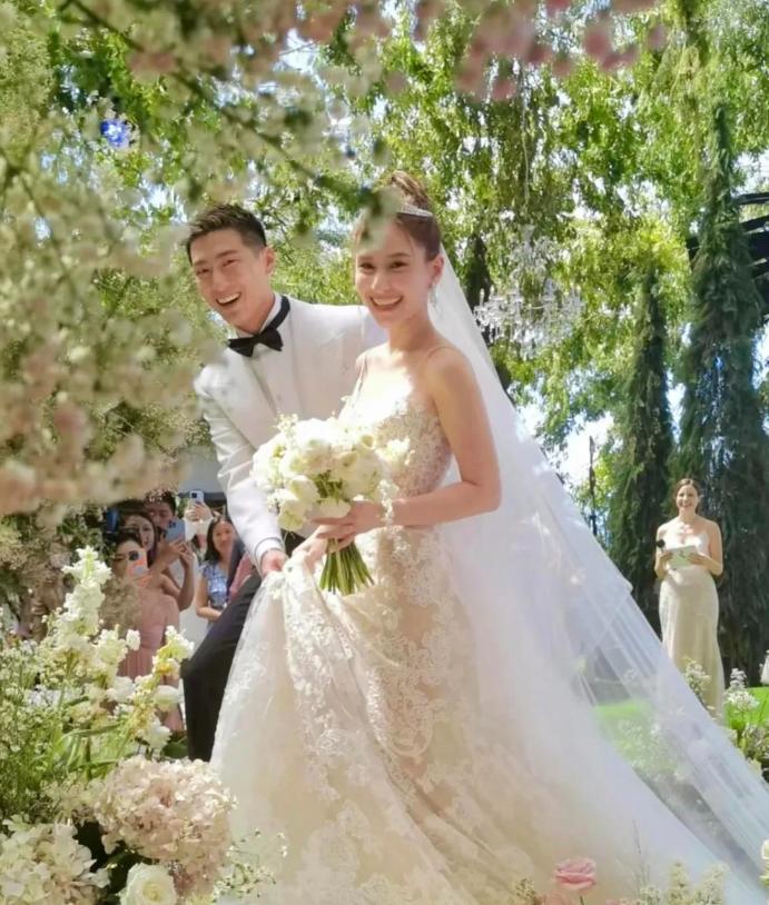 向太曝窦骁何超莲在闹离婚，因女方家不给金钱支持，连房子都不买