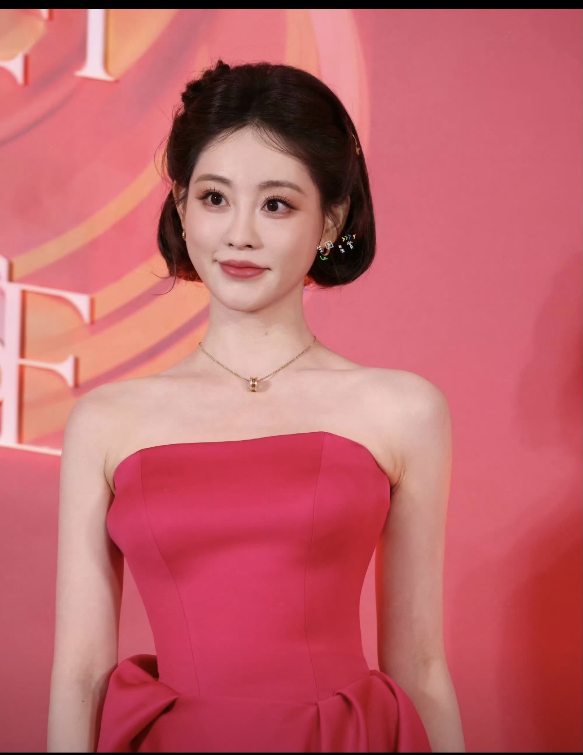 祝绪丹美成啥了都！出席活动红裙盘发，好一个明艳大美人呀！