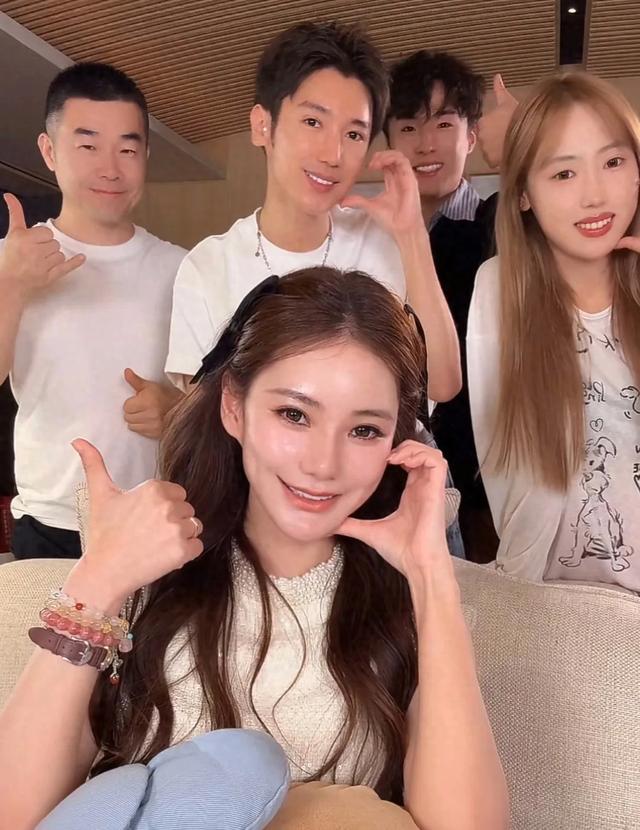 马筱梅带货遭抵制,黑粉去品牌方要求换人,却被婆婆张兰温柔以待