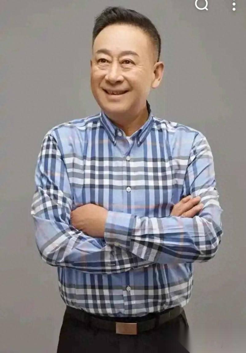 他是上海滑稽名家，前妻嫁给了同事，他娶小 30 岁娇妻，如今怎样了