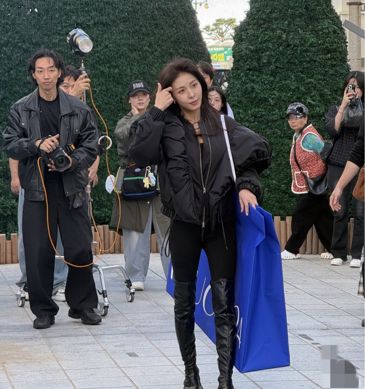 河智苑街头拍摄广告，穿黑色长筒靴筷子腿抢镜，看着更年轻漂亮了