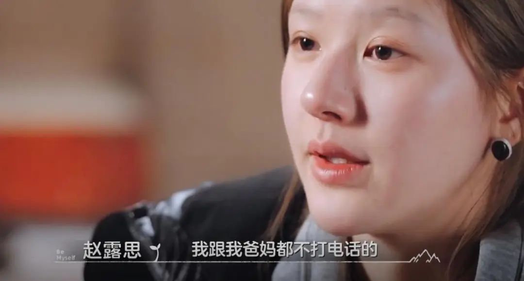 讽刺！赵露思抱怨工作累，和父母不熟，豪华生活被扒，网友要求退圈