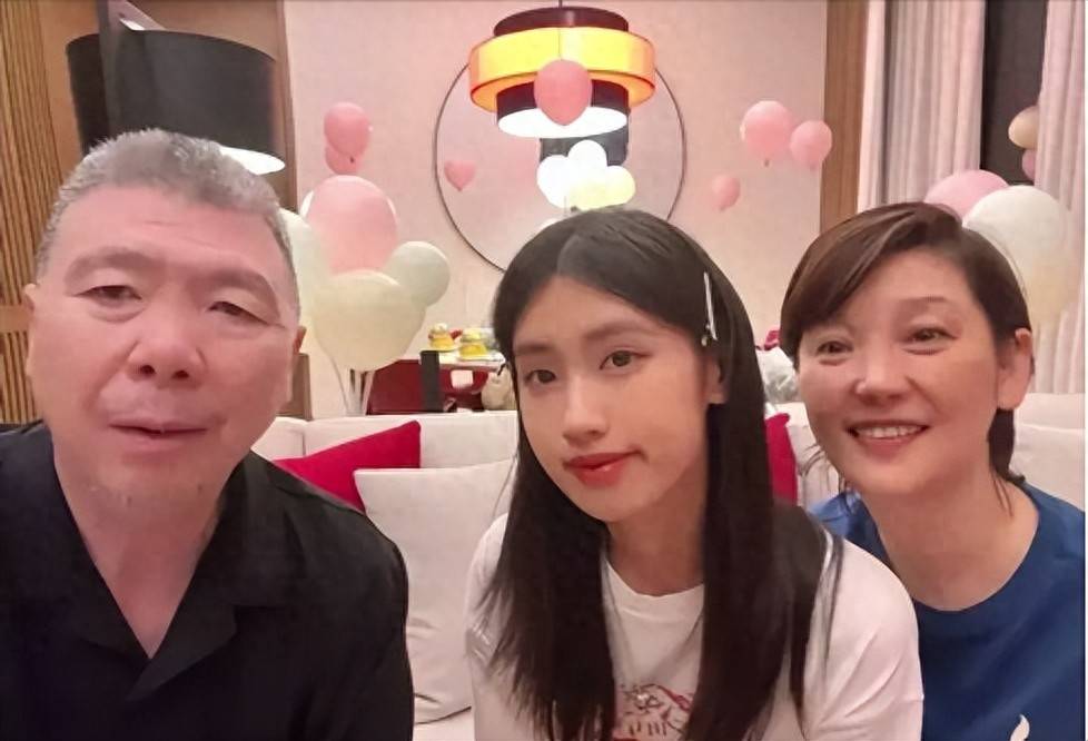 破防了？徐帆冯小刚再传婚变，养女的一句话，暴露出他们真实关系