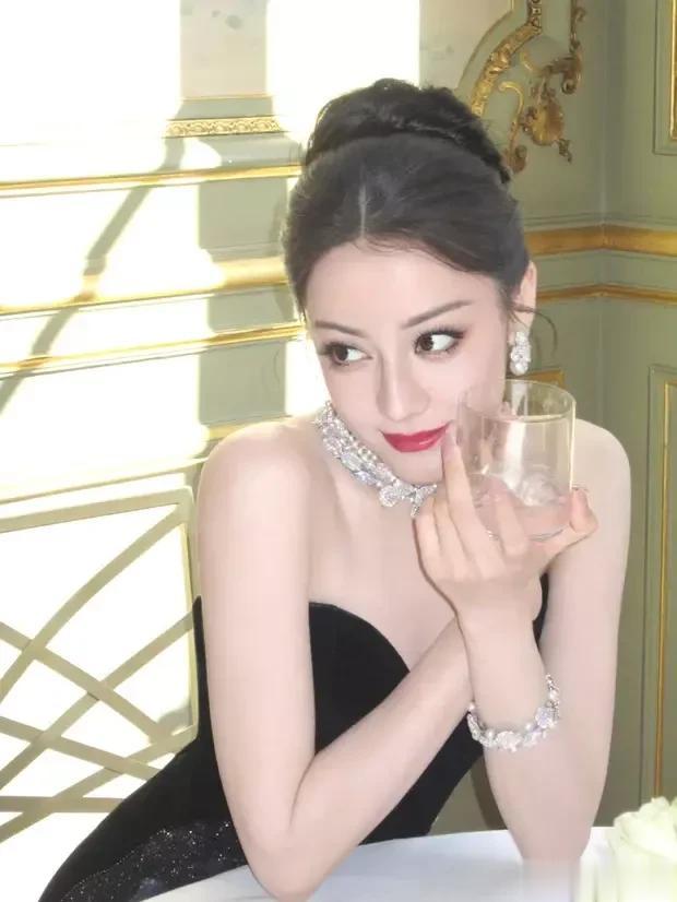 迪丽热巴穿黑玫瑰抹胸裙气质优雅 大方秀曼妙身姿