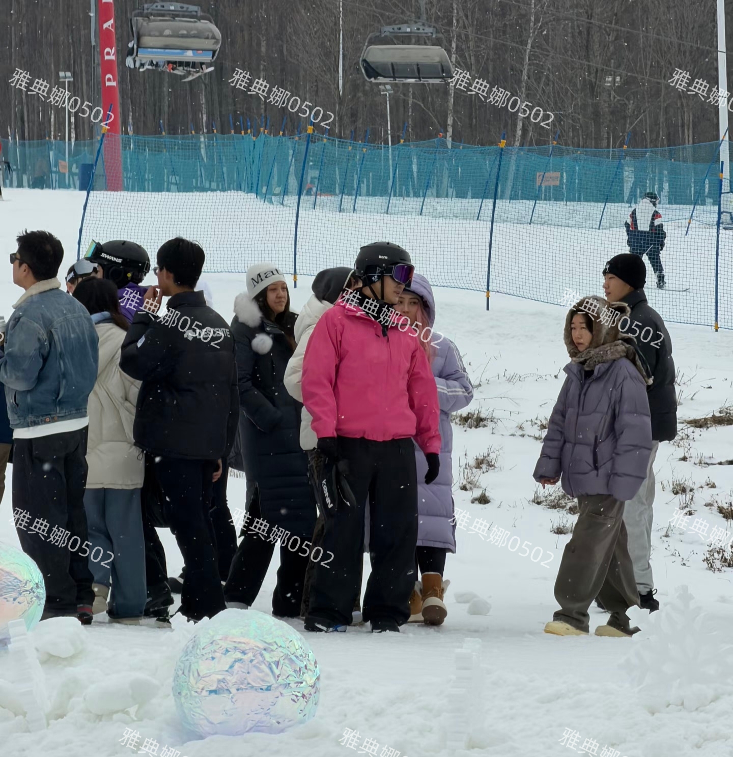 李晨穿红粉色冲锋衣长白山滑雪，不仅身材发福很多还姨味儿十足