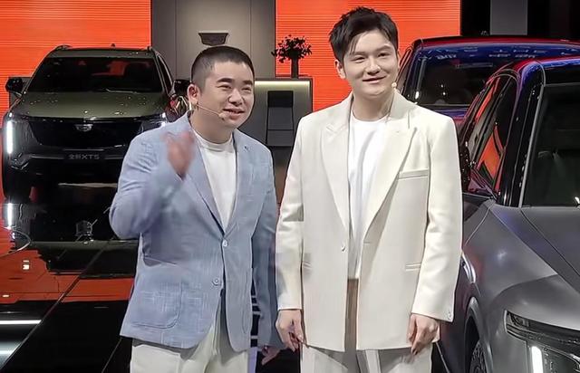 巴黎世家活动暴露咖位:阮经天往后排,杨超越靠边,C位毋庸置疑