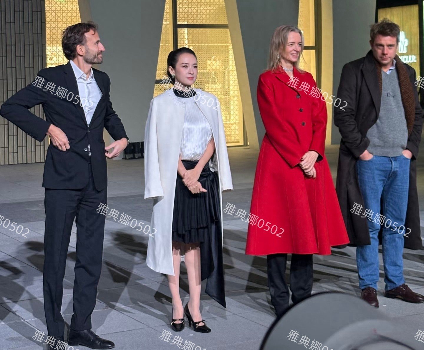 章子怡跟LV集团长公主同框宛如红白玫瑰虽然只有1米64但气场不输