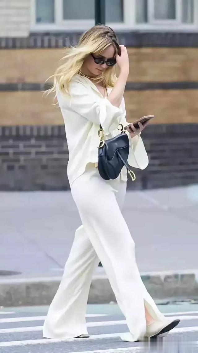 詹妮弗·劳伦斯出街 慵懒随性又飒气