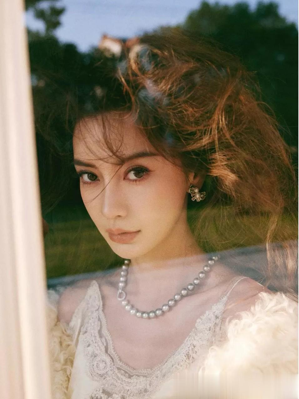 杨颖长发披肩造型亮相 仙气氛围感拉满