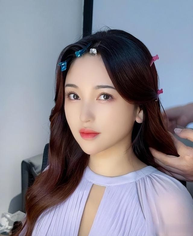 42岁的金莎还沉浸在“少女恋爱”中,殊不知男友不是她看到的那样