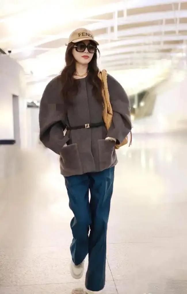 马伊琍新剪了短发年轻10岁！穿白衬衫+九分牛仔裤，简约又高级！