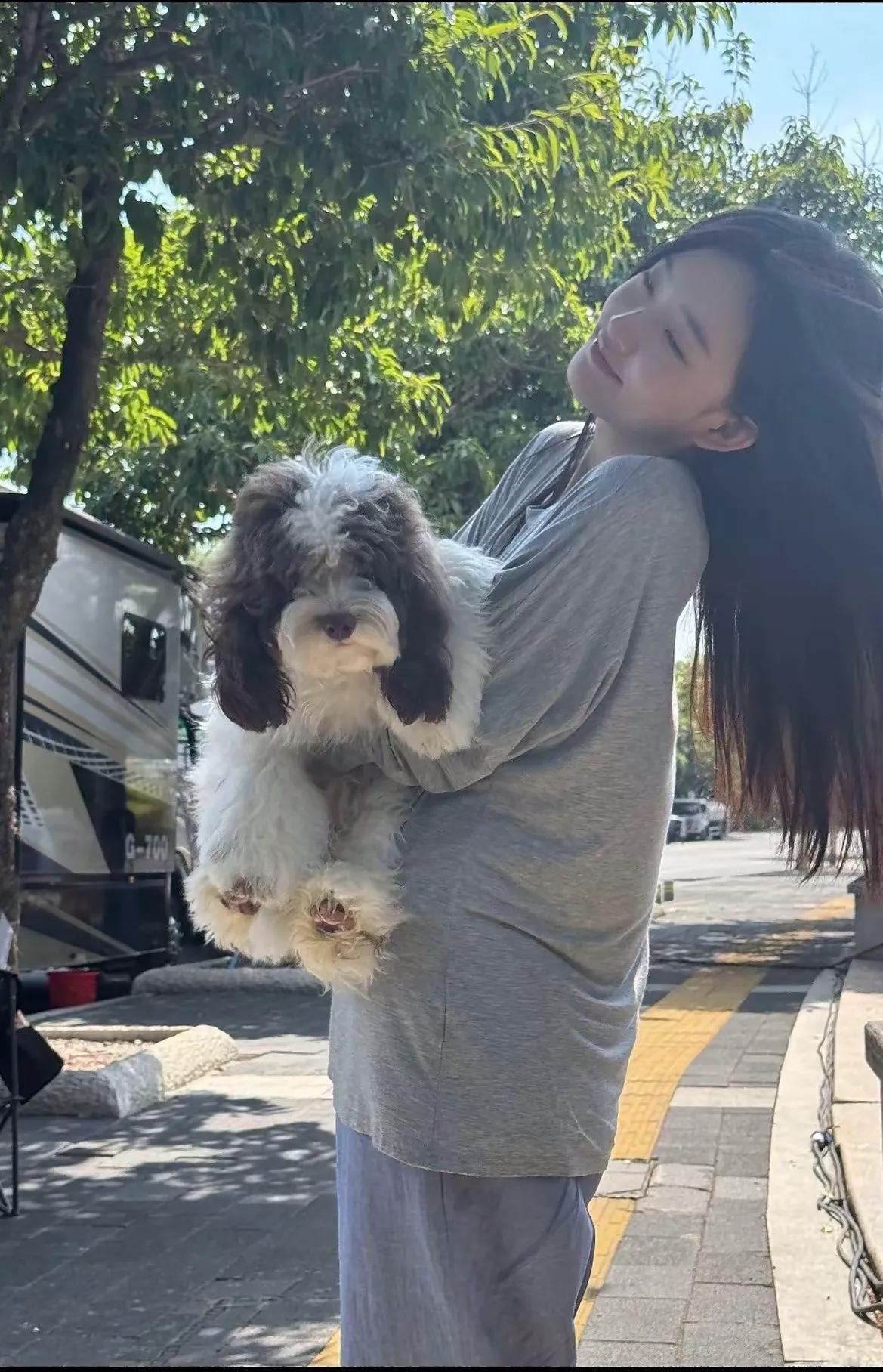 张译宠着、黄渤护着,被曝“打哭童瑶”的她,什么来头?