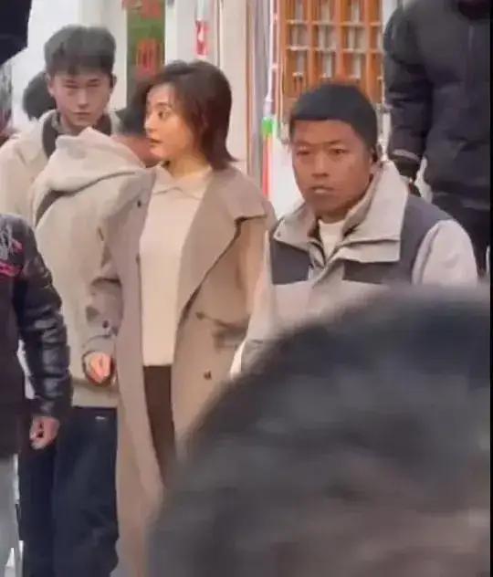 43岁孙俪在无锡拍戏被偶遇，她留着短发，穿毛呢大衣搭长靴，真美