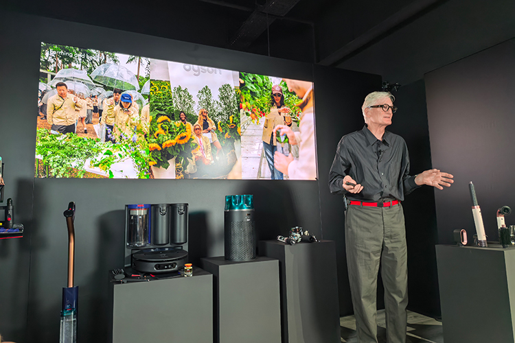 黑科技還得看戴森！IFA2025期間，創始人老爺子來到現場“帶貨”