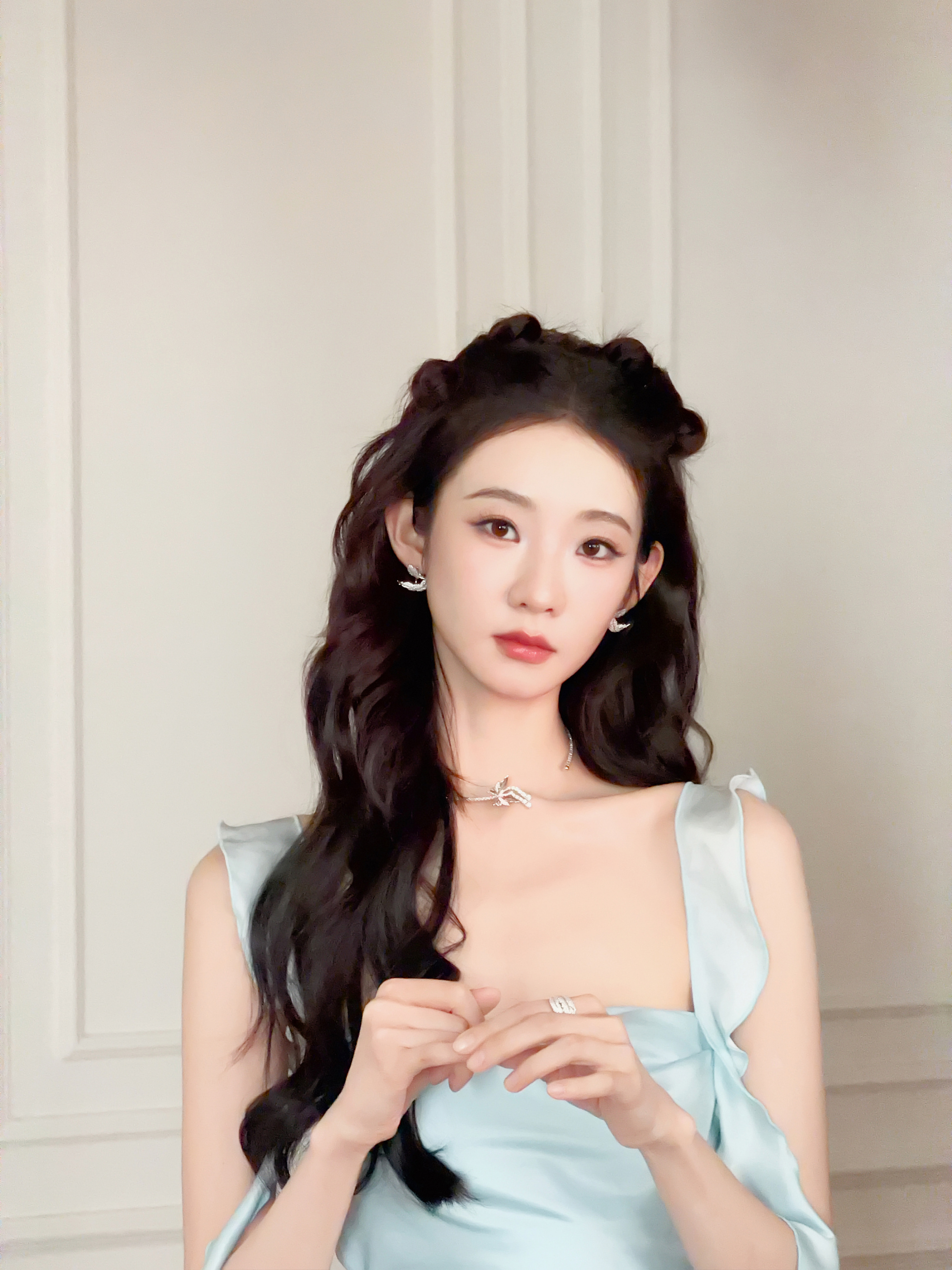 张艺凡浅蓝抹胸连衣裙，一起闯入仙境般的童话梦境