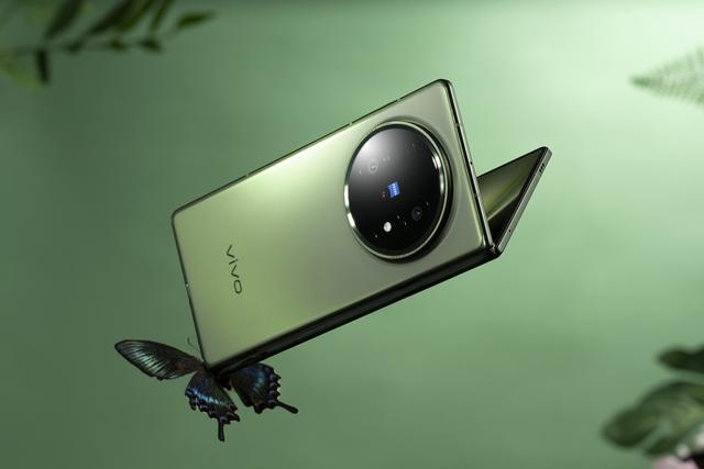 vivo X Fold5青松圖賞：輕盈如松，薄似松風