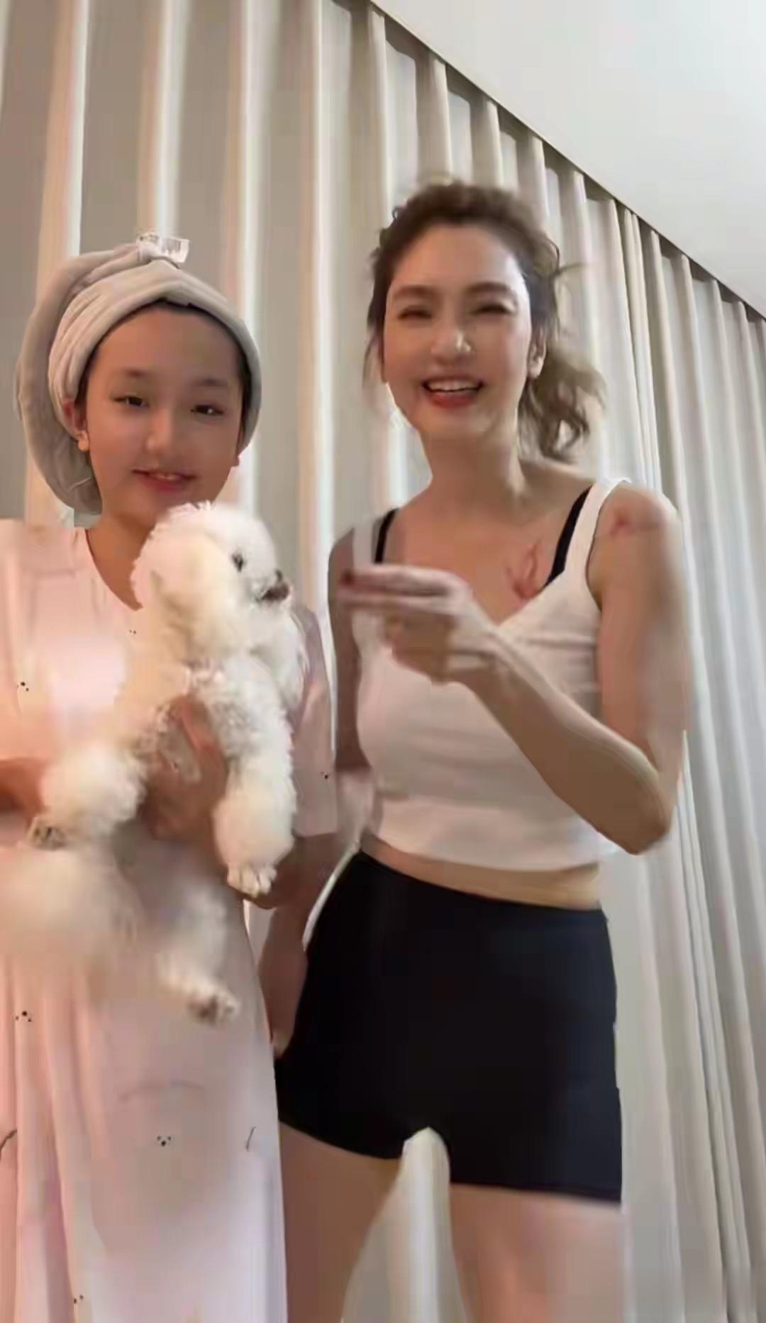 54岁洪欣跳舞火力全开,拉上刚出浴室的女儿入镜,粉睡衣萌翻全场