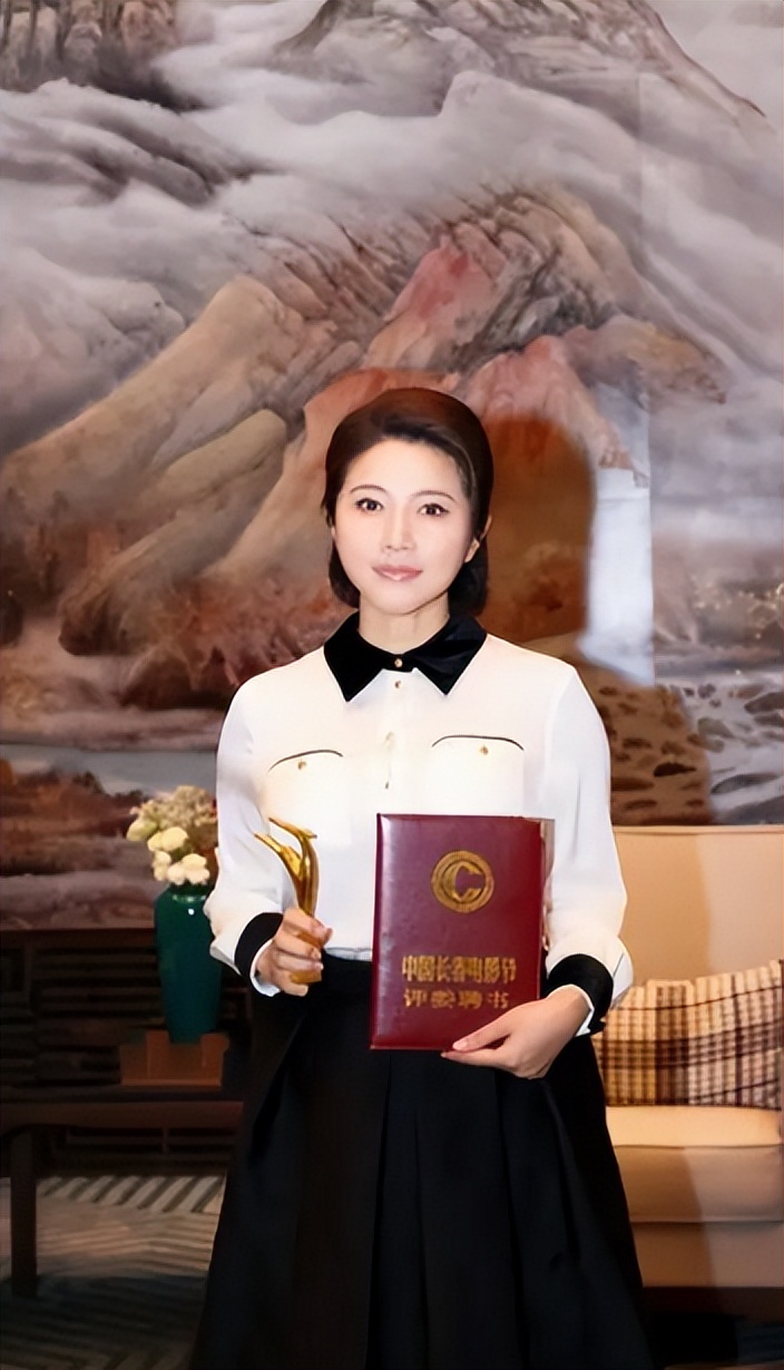 颜丙燕官宣恋情不到24小时,恶心一幕出现了,李乃文一个字没说错