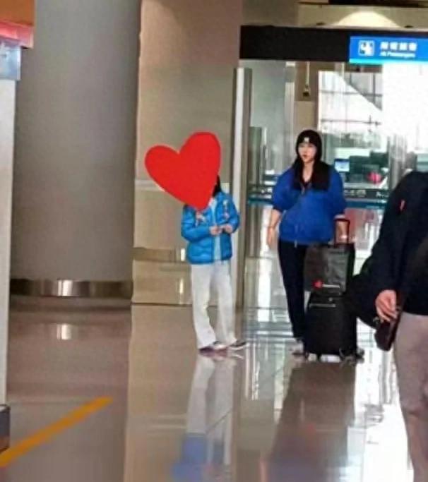 汤唯一家三口回京过年,素颜无口罩,被拍态度太真实