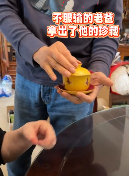 演员陈龙回爸妈家吃饭,3盘咸菜4个剩饭,老两口斗嘴能把人笑趴下