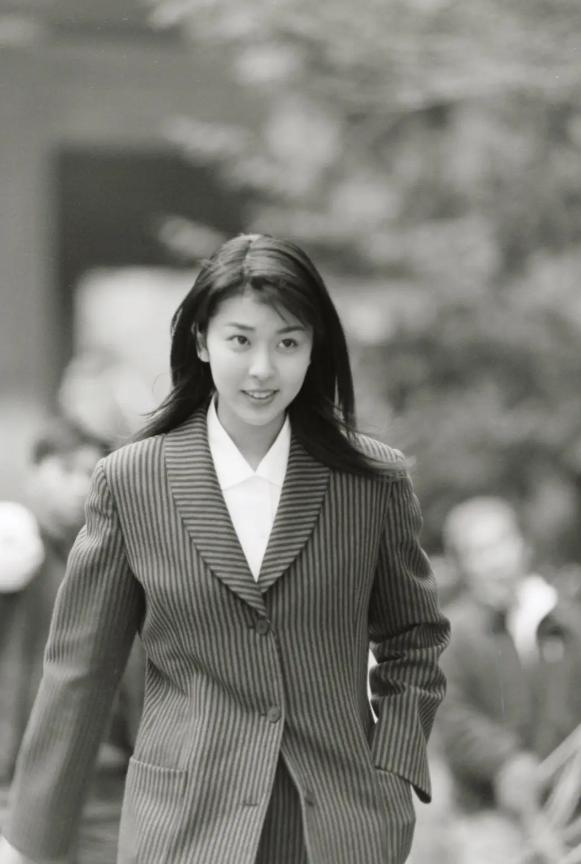 她是日本90时代最火的“清纯美少女” 出身豪门爆剧一箩筐！