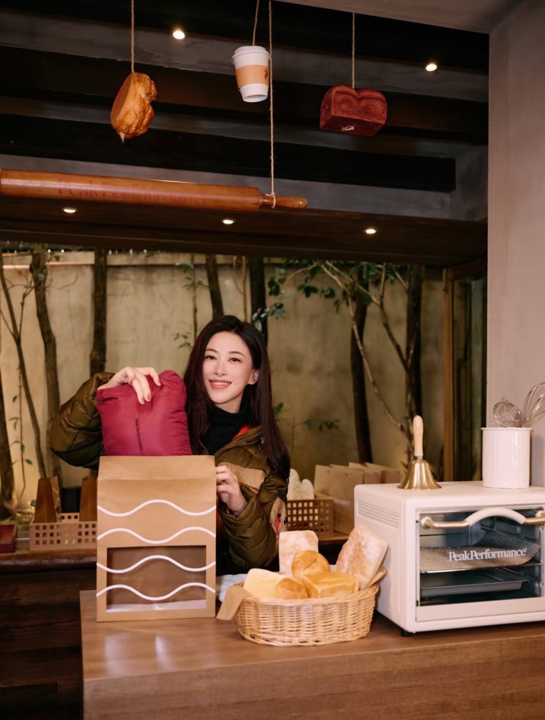 朱珠打卡吐司快闪店,穿收腰羽绒配阔腿裤时尚又温暖