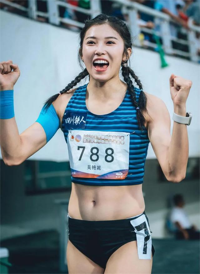 44岁的蔡依林是小个子天花板身材苗条皮肤紧致旁边的吴艳妮好漂亮