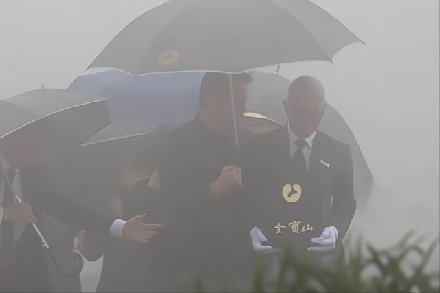 反转!大S下葬儿女均未到场,知情人士爆料更多离世内幕!