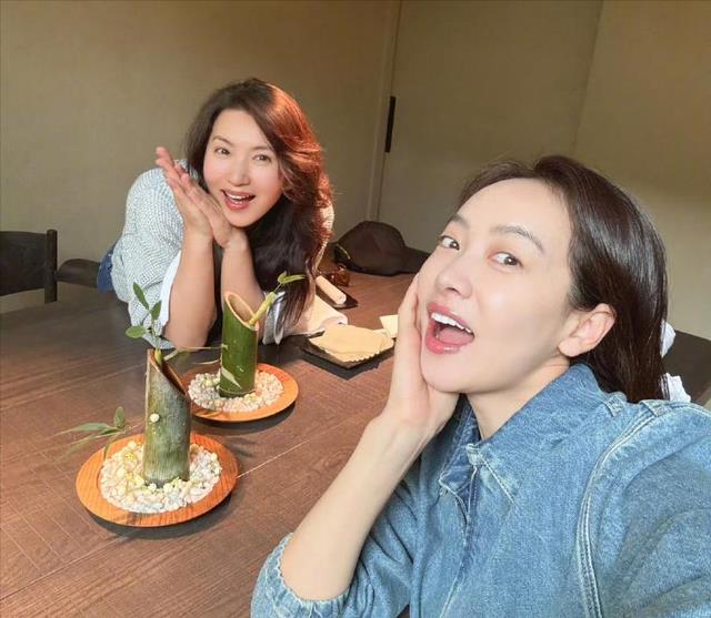 宋茜陈好大理度假！陈好穿V领身材太火辣，买衣服姐妹俩抢着付钱