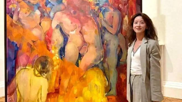 章泽天伦敦看展览，穿搭换风格形象大变，头发烫了，染了，显干枯