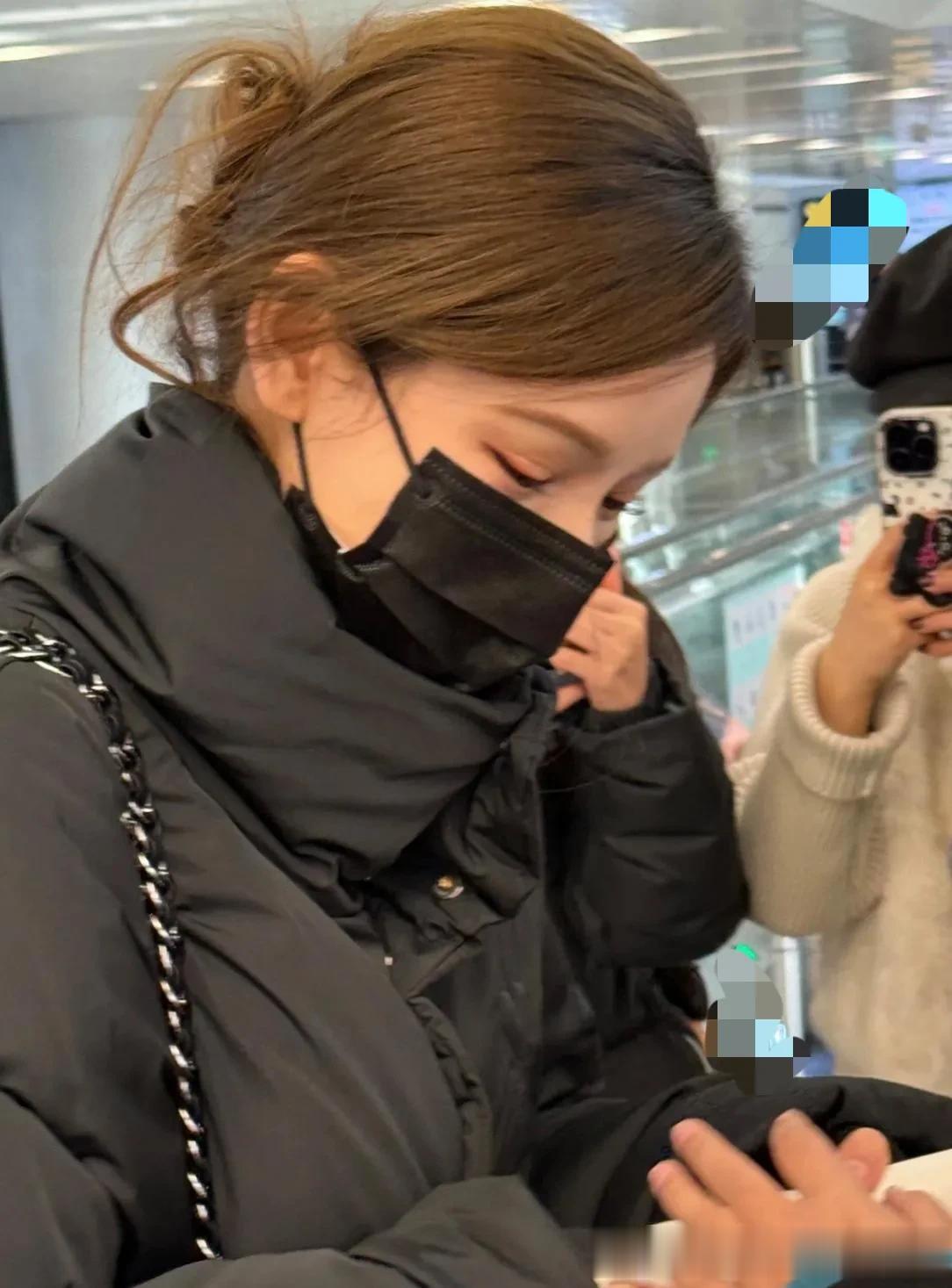 张予曦在萧山机场被偶遇，她素颜打扮，面带微笑，气质温婉好美啊